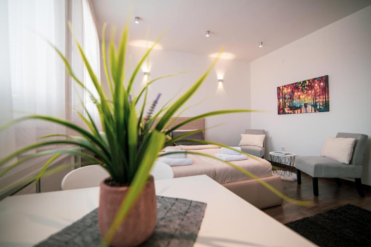 5 Star Central Studio Skopje Exteriör bild